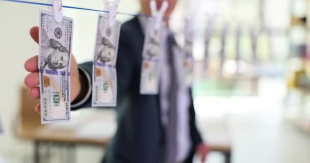 男人摸着挂在衣针上的100美元钞票 金融投资和现金回报预期 — 图库视频影像