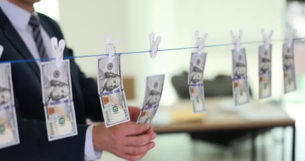 美元钞票用衣针挂在绳子上 商人撕下钞票和洗钱及贿赂的概念 — 图库视频影像