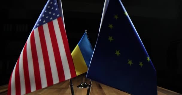 Ukrajinská Vlajka Jednacím Stole Vlajce Evropské Unie Usa Spojenci Ukrajiny — Stock video