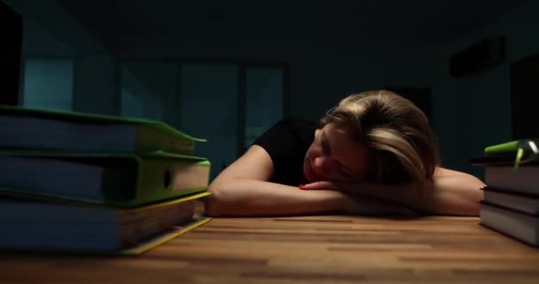 Mujer Negocios Siente Cansada Duerme Los Fots Durante Tormenta Fatiga — Vídeo de stock