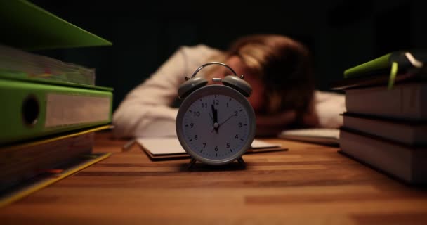 Gece Geç Saatlerde Ofiste Çalar Saatle Masada Uyuyan Bir Kadını — Stok video