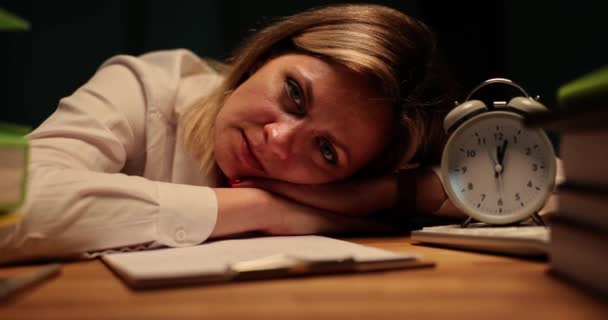 Secretaria Joven Adulta Cansada Escritorio Durmiendo Hasta Tarde Por Noche — Vídeo de stock