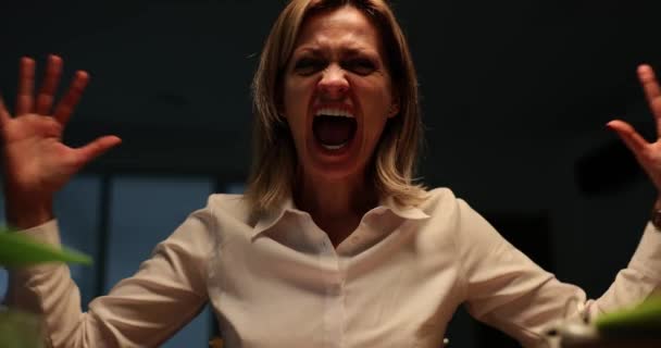 Wściekła Agresywna Bizneswoman Krzyczy Biurze Późno Nocy Podczas Burzy Emocje — Wideo stockowe