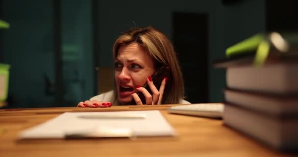 Femeia Speriată Care Plânge Apelează Serviciul Salvare Sau Prietenii Telefonul — Videoclip de stoc