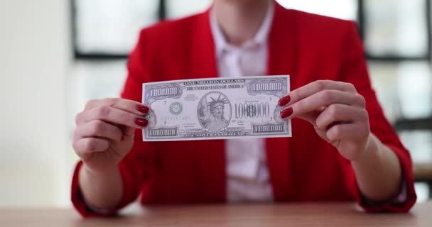 Бізнес Леді Тримає Банкноту Мільйон Доларів Крупним Планом Фінансові Інвестиції — стокове відео