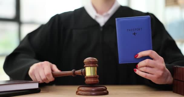 Sędzia Paszportem Imigranta Ręku Puka Młotkiem Sali Sądowej Próba Nielegalnego — Wideo stockowe