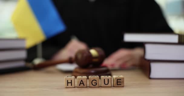 Martillo Juez Bandera Ucrania Corte Hague Justicia Corte Haya Parar — Vídeo de stock