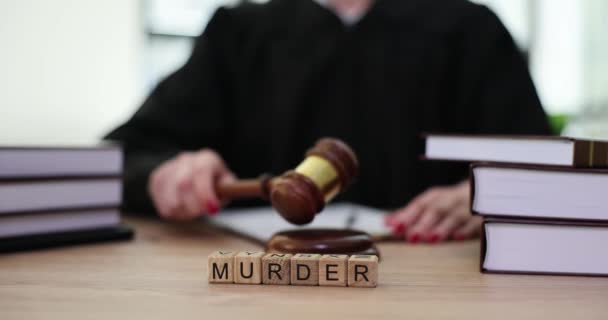 Pembunuhan Kata Pada Batu Dan Hakim Dengan Palu Ruang Sidang — Stok Video