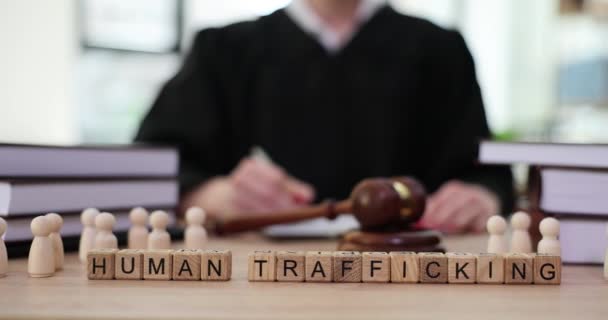 Szócsempészet Kis Emberfigurák Bíró Asztalán Kalapáccsal Tárgyalóteremben Rabszolga Kereskedelem Emberkereskedelem — Stock videók