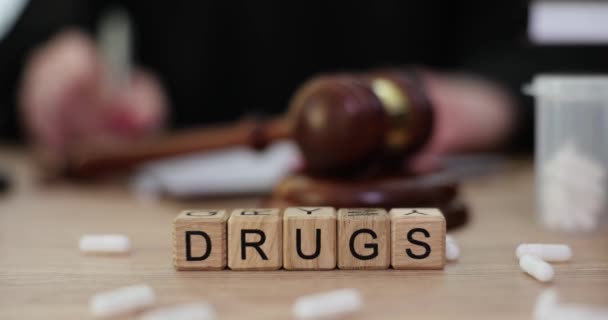 Таблетки Слово Наркотики Деревянных Кубиках Судьи Молотка Крупным Планом Обвинение — стоковое видео