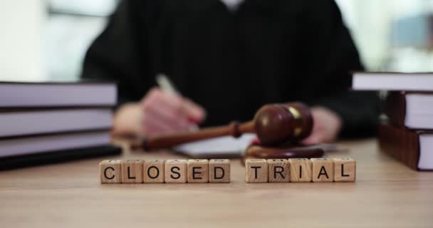 Słowo Zamknięte Proces Drewnianych Kostkach Obok Sędziego Młotkiem Sali Sądowej — Wideo stockowe