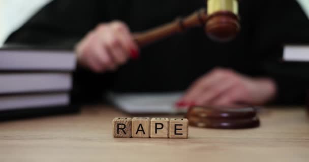 Palavra Estupro Cubos Juízes Tribunal Investigação Estupro Termo Julgamento — Vídeo de Stock