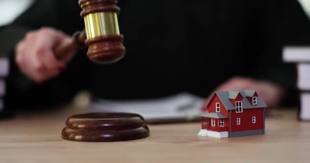 Primer Plano Juez Mano Martilleo Modelo Casa División Bienes Confiscación — Vídeo de stock