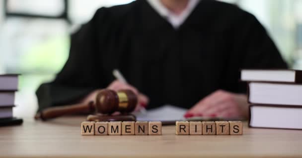 Buch Über Frauenrechte Auf Dem Richtertisch Vor Gericht Konzept Zum — Stockvideo