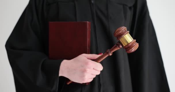 Primo Piano Del Giudice Con Martelletto Legno Libro Corte Diritto — Video Stock