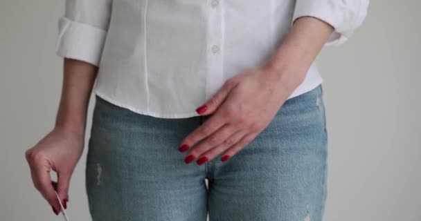Femme Montre Signe Mst Maintient Les Organes Génitaux Dans Douleur — Video