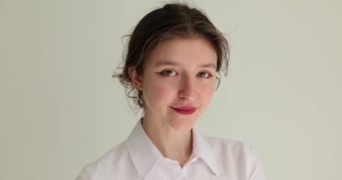 Hamilelik testi yapan genç ve mutlu bir kadın. Negatif hamilelik testi