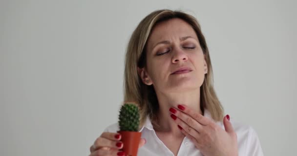 Potret Gadis Sakit Dengan Masalah Tenggorokan Dengan Kaktus Wanita Memegang — Stok Video