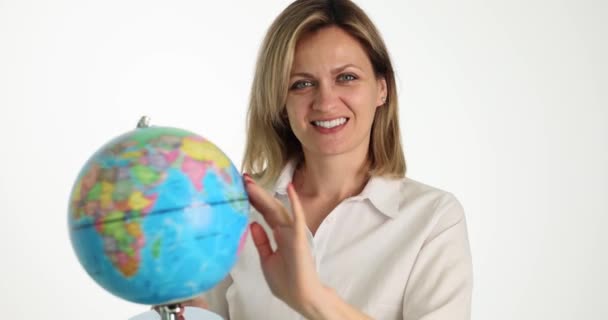 Lächelnd Dreht Sich Die Schöne Frau Die Welt Welttourismus Und — Stockvideo