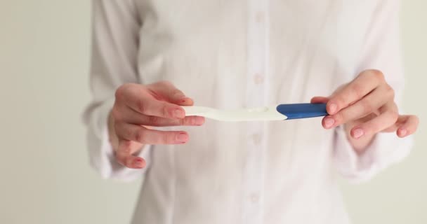 年轻妇女手里拿着阳性或阴性的怀孕检测结果 女性不孕的治疗与体外受精的概念 — 图库视频影像