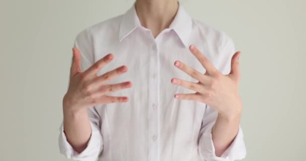 Självsäker Kvinna Värmer Händerna Genom Att Rotera Borsten Värm Upp — Stockvideo