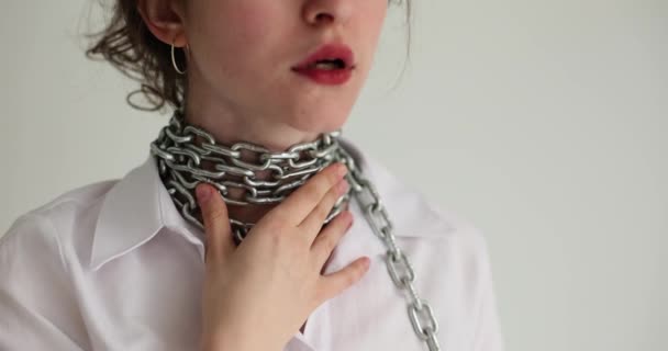 脖子上戴着锁链的女人嗓子疼 咽炎引起症状的诊断和治疗 — 图库视频影像