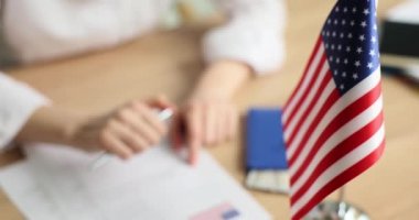 Vize başvuru formu ve Amerikan bayrağında kalem tutan kişi. ABD 'ye göç