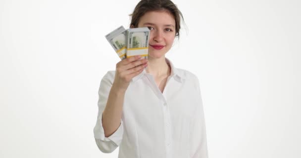 Γυναίκα Που Δίνει Μια Στοίβα Χαρτονομισμάτων Στον Πελάτη Πάρει Οικονομικό — Αρχείο Βίντεο