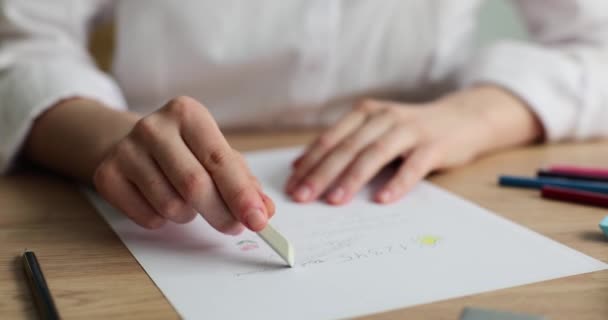 Masanın Üzerine Silme Kalem Çizerek Kadın Ellerine Yakın Plan Çizim — Stok video