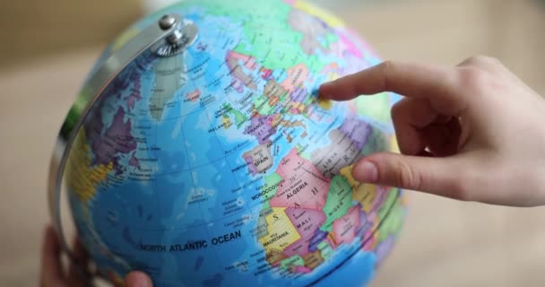 Kadın Dünyayı Döndürür Seyahat Için Rotayı Seçer Uluslararası Turizm — Stok video