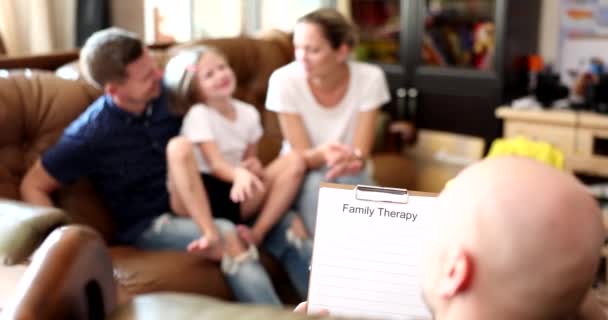 Profesionální Rodinný Terapeut Před Párem Dítětem Rozmazaném Pozadí Během Konzultace — Stock video