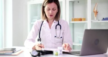 Depresyondaki kadın doktor işte ruhsal çöküntü hissediyor. Gergin doktor ve kötü haber.
