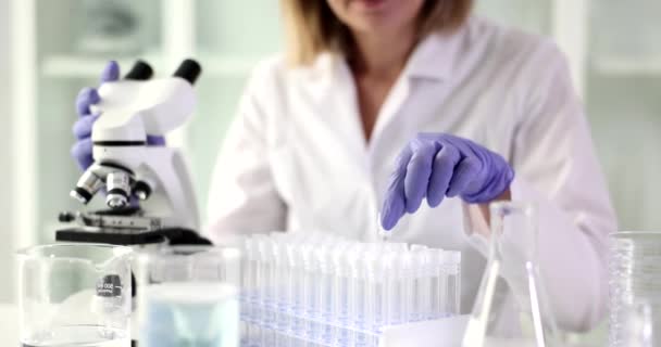 Medizinische Laborantin Mit Reagenzgläsern Zur Analyse Von Tests Fortgeschrittene Wissenschaft — Stockvideo