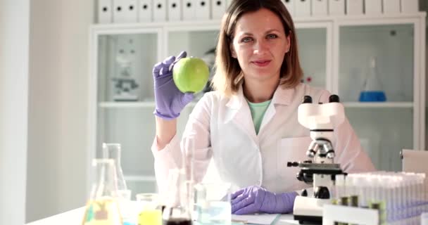 Wetenschapper Met Rijpe Groene Appel Het Laboratorium Gezonde Biologische Voeding — Stockvideo