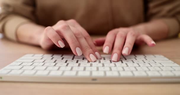Одяг Жіночої Руки Друк Клавіатурі Жінка Працює Офісі — стокове відео
