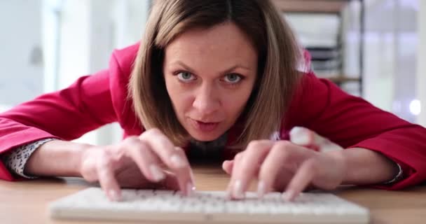 Agresywna Kobieta Wyciąga Ręce Podczas Pisania Klawiaturze Komputera Zależność Sieci — Wideo stockowe