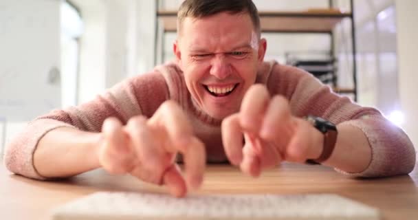 Zabawny Szalony Człowiek Korzystający Komputera Używa Internetu Mężczyzna Ręce Klawiaturze — Wideo stockowe