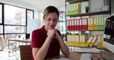 Düşüncelere dalmış iş kadını bir girişimci ofiste kayboldu. Kadın yönetici endişeli hissediyor ve yeni görevler hakkında düşünüyor