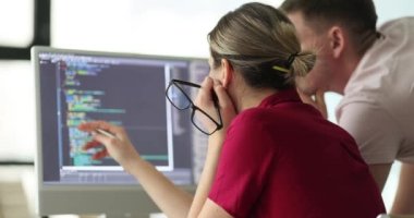 Yapay zeka programcıları ve IT yazılım geliştiricileri beyin fırtınası yapıyorlar. Ekip başlangıç şirketinde bilgisayarda programlama yapıyor