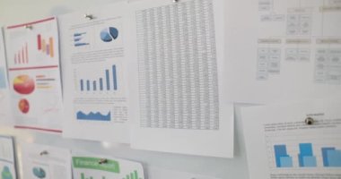 Beyaz panodaki finansal rapor analitik istatistik belgelerinin kapanışı. Grafikler biçiminde istatistiksel verilerle yıllık rapor veya sunum