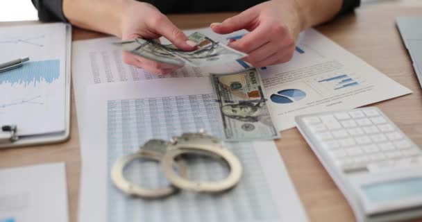 女商人带着文件和手铐 用现金数钱 贿赂和逃税的刑事责任 — 图库视频影像