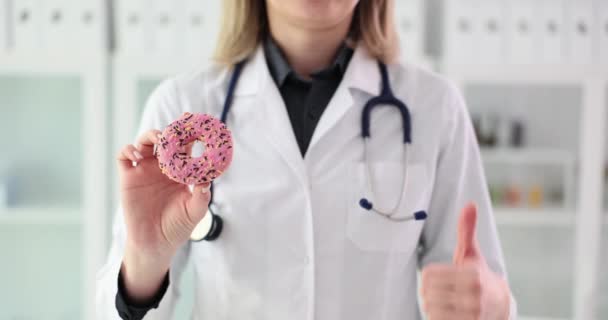 Dietistisk Kvinnlig Läkare Håller Munk Och Tecken Rekommendation Och Feedback — Stockvideo