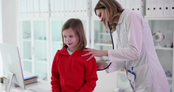 Dokter Anak Mendengarkan Paru Paru Anak Perempuan Dengan Stetoskop Bronchitis — Stok Video
