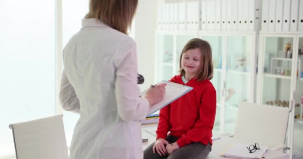 Pediatra Femenina Que Cuida Seriamente Hablando Con Niño Paciente Consultorio — Vídeo de stock