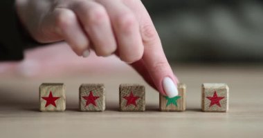 Müşteri inceleme için beşinci yeşil yıldızı seçiyor. Geribildirim ve tavsiye hizmetleri kavramı