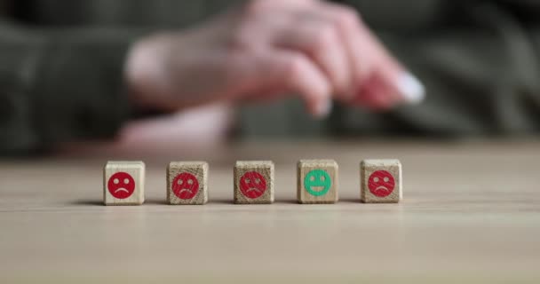 Kundens Hand Kommer Att Välja Positiv Emoticon Och Översyn Betygsättning — Stockvideo