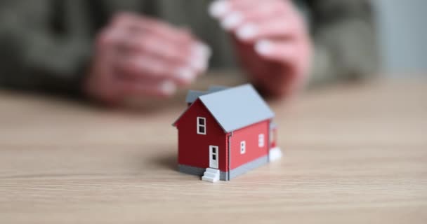 Риэлтор Защищает Модель Красного Дома Крупным Планом Покупка Страхование Дома — стоковое видео