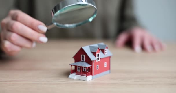 Taxateur Houdt Vergrootglas Vast Onderzoekt Miniatuur Van Het Huis Beoordeling — Stockvideo