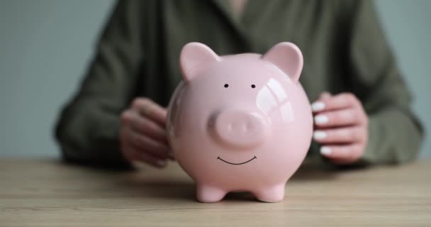 Rózsaszín Malacpersely Oldalára Teszi Kezét Megtakarítás Felhalmozódó Pénzügyek Malacperselynél — Stock videók