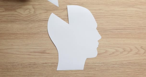 Женская Рука Бумажной Головой Человека Кусочком Мозга Неврология Логическое Мышление — стоковое видео